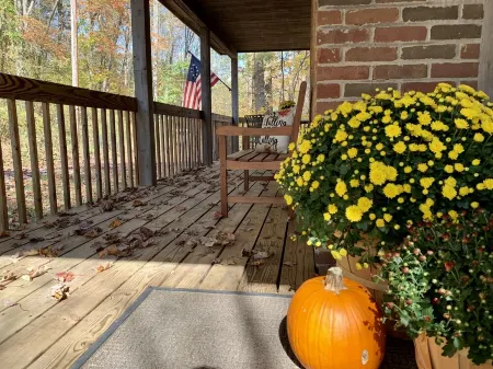 The Craft House - Cutest little Cabin you ever did see!!!