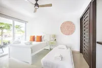 Beachfront 3BR +1 Main Floor Condo, Private Veranda & Plunge Pool, in Mareazul
