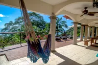 Perfect Location, Walk to Beach, Infinity Pool, Luxury Decor, Fast Free Wifi!