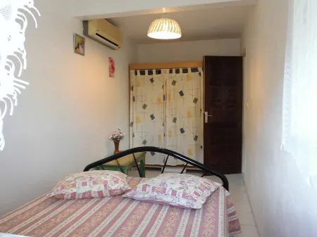 Charming T2 '' Le Colibri '' garden floor with flowers and all comforts in Ste Anne Wifi Отели в г. Сент-Ан