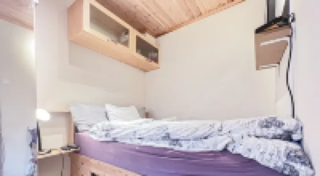 * CENTRAl * COZY * KiNG BED *