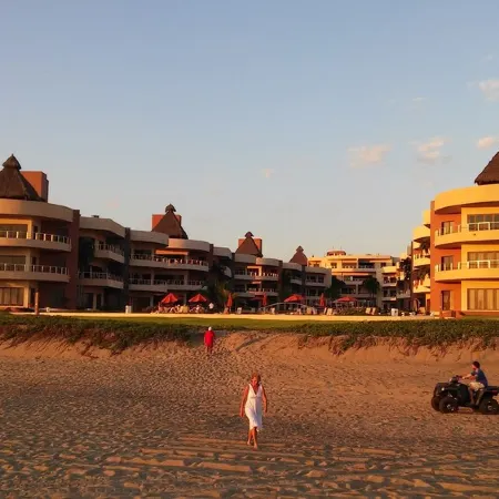 Secure Luxury 3Bd Condo - Coco Beach near Barra de Navidad FREE PARKING