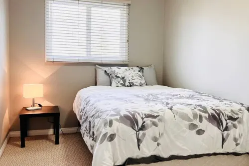 Lovely 2 Bedroom apartment Hotels in Camrose