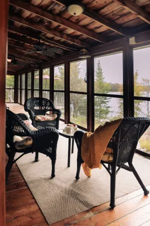 Stylish Lakefront Cottage Retreat in Parry Sound