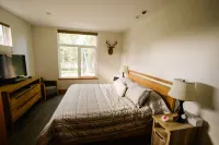 LUXURY Kenai River Estate with Private Fishing Dock located ON the KENAI River! Hôtels à proximité de : Whittier Marine Charters