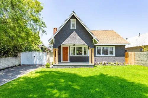 Stunning Newly Remodeled Home with Gorgeous Sunroom Hotels in East Pasadena