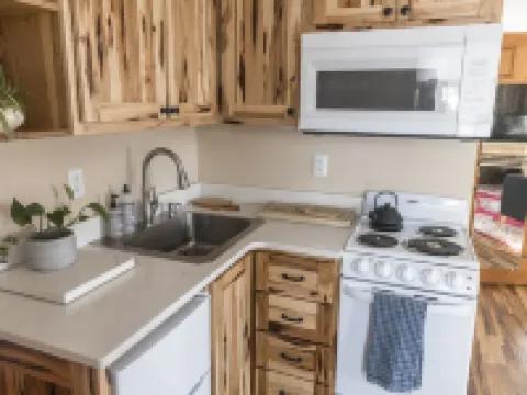 Newly remodeled, private, sunny downtown apartment; near restaurants & shopping. Hotel di Viroqua