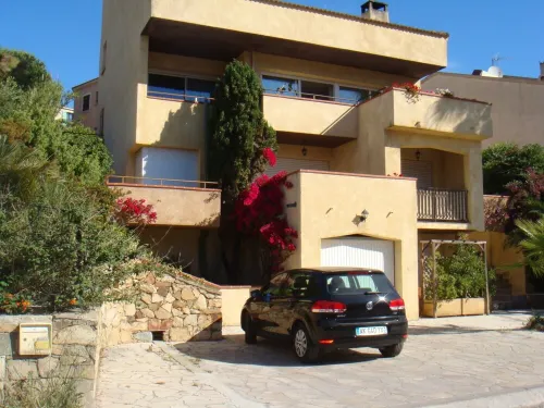 Studio 22M2 CALVI lot les collines N°42 .1er étage ou RC. Vacation vouchers ok