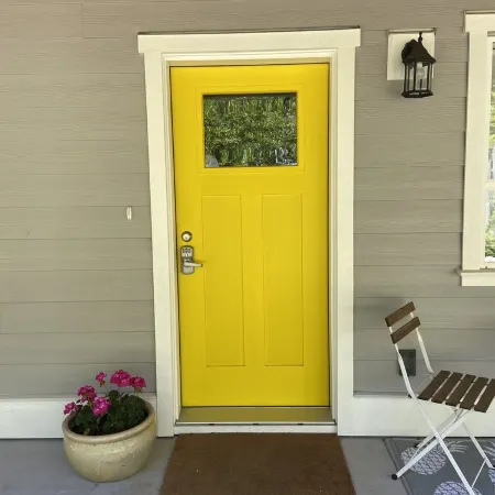 Roberts Creek Cottage. Close to village, beach, hiking and biking trails.