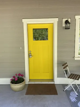 Roberts Creek Cottage. Close to village, beach, hiking and biking trails.