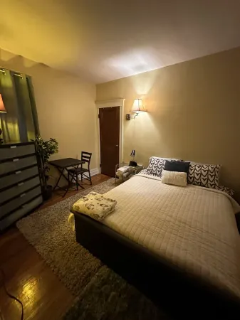 Cozy 2 bedroom home in North Corktown with a yoga zen space Отели рядом с достопримечательностью «African Bead Museum»