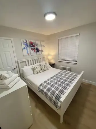 Lakeshore 2 Bedroom Apartment in Port Credit, Mississauga.