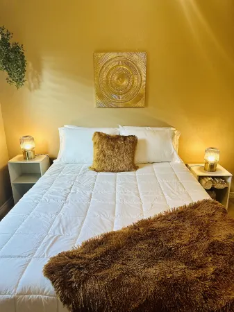 Luxe Living Apartment- 2 bed/1 bath - 5 STARS