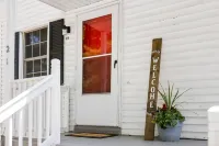 Thomas's Cozy Duplex - Centrally Located Hotels in Springfield