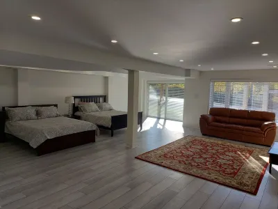 Modern 5-bedroom house close to Ski and Forest Trails Pearle Vision附近的飯店