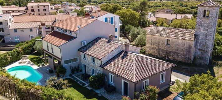 Picturesque "SONNE" vacation apartment with large pool and beautiful garden Hotels in Bale