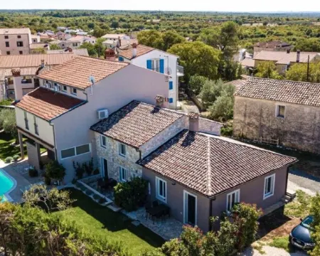 Picturesque "SONNE" vacation apartment with large pool and beautiful garden Hotels in Bale