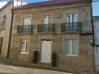 Beautiful centennial house recently restored in a privileged location. Hoteles en Villagarcía de Arosa