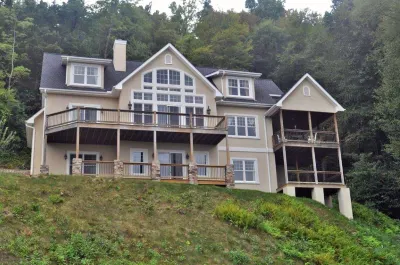 Beautiful Long Range Mountain Views, Minutes from Downtown Hendersonville, NC Hotel in zona Jaymar Travel Park