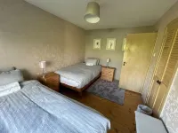 Spacious shore-side bungalow in an exclusive and historic location - 2 estrellas