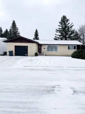 Vintage Bungalow. It’s Better than a hotel. spread out & enjoy the space. Hotels in Yorkton