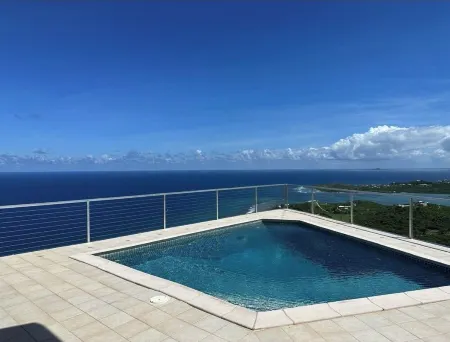 The Boathouse STX, with a maginifcant view of Buck Island and Salt River! Отели рядом с достопримечательностью «Salt River Bay»