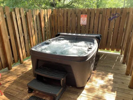 Beautiful Log Cabin w/loft. 1/2 mile to Red's Landing Boat Launch! A+ fishing.