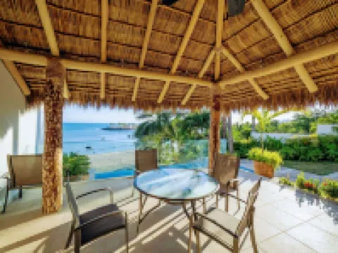 Luxurious beachfront penthouse! Panoramic views, white sand beach, private pool