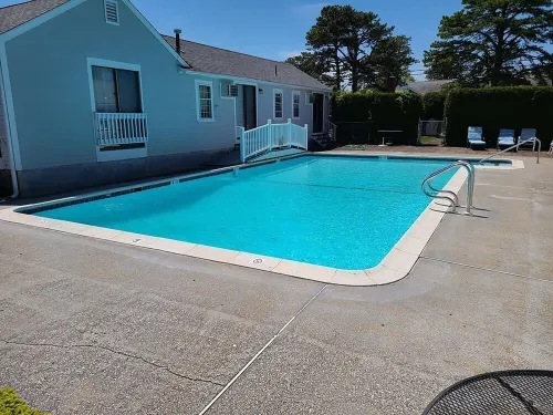 Modern & Renovated Studio Condo (Steps to the Beach - Pool, WiFi, Free Parking