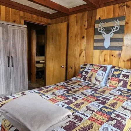 Grizzly’s Getaway in the Mountains! 45 minutes to white sands., Dogs Welcome Отели в г. Клаудкрофт