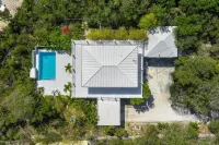 Cheerful 3 bedroom Villa close to Grace Bay and Chalk Sound Hotels near Providenciales International Airport