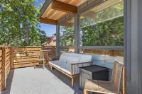Sisters' Summit - Stunning Mountain Views with Private Hot Tub, Sauna & BBQ! - บังกะโล