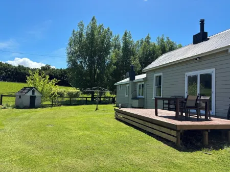 Beach & village a stone throw away! Or a 2min  walk to Wallingford Homestead! Отели в г. Уоллингфорд