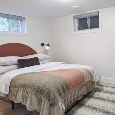 Perfect for large groups, lots of parking, 5BRs, Game Room, Fast Wifi