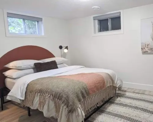 Perfect for large groups, lots of parking, 5BRs, Game Room, Fast Wifi Hotels in Kitchener