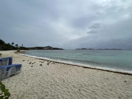Sapphire Beach; St Thomas USVI; Sleep 4; STEPS FROM BEACH Отели рядом с достопримечательностью «Terminal 1 of Cyril E. King Airport»