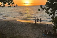 Beachfront spacious studio stunning sunset + pool with King Bed