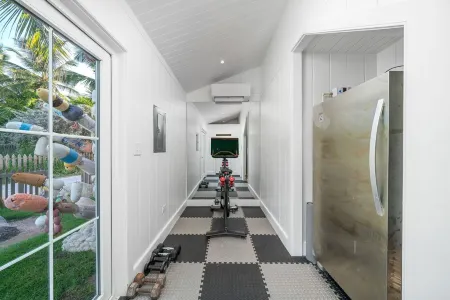 Newly Renovated Retro Designer Bungalow 200' from Beach w/ VW Bus Grill & Pool Отели в г. Данмор-Таун