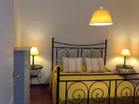 Self-contained house, nestled in a pine forest, just a few meters from a beautiful bay.