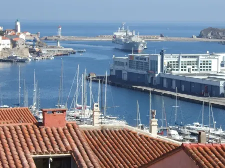Large studio with terrace, sea view, all comforts, near Collioure, private parking Отели в г. Пор-Вандр