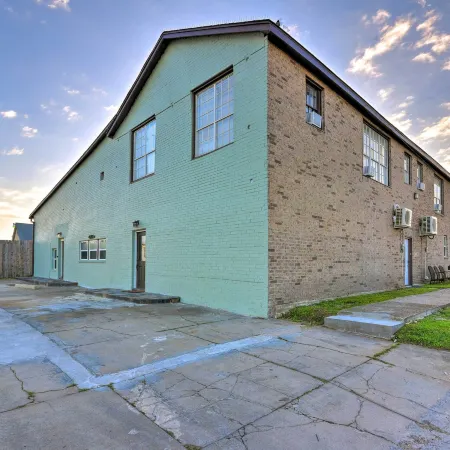 Walk to Beach: Breezy Galveston Apt w/ Deck! Отели рядом с достопримечательностью «Пляж Ист-Бич»