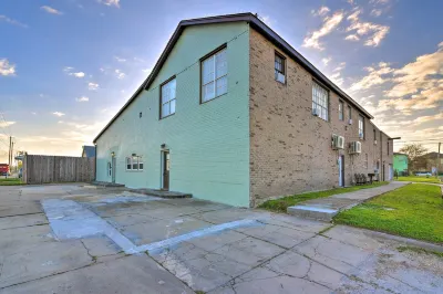 Walk to Beach: Breezy Galveston Apt w/ Deck!