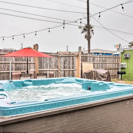 Walk to Beach: Breezy Galveston Apt w/ Deck! Отели рядом с достопримечательностью «Пляж Ист-Бич»