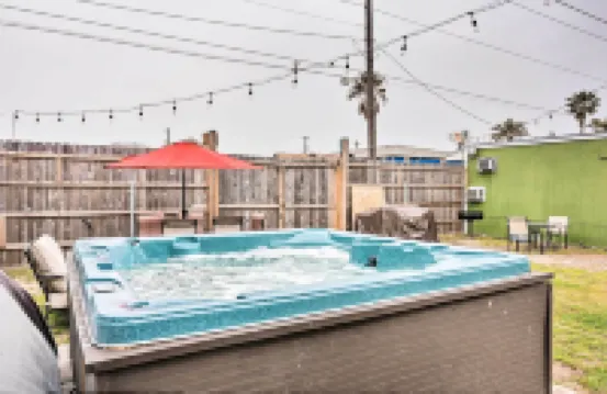 Beautiful Galveston Apt w/ Deck < 3 Mi to Dtwn!