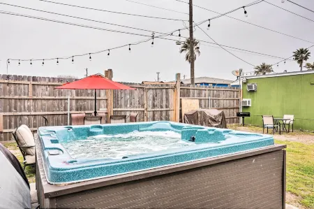 Walk to Beach: Breezy Galveston Apt w/ Deck! Отели рядом с достопримечательностью «Галвестон Айленд Конвеншен Сентер эт Сан Луис Резорт»
