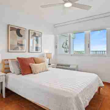 The Best Ocean View, Very Close to El Conquistador Hotel. Rooms