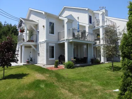 Condo Magog entre Ville et Nature Отели в г. Мемфремагог