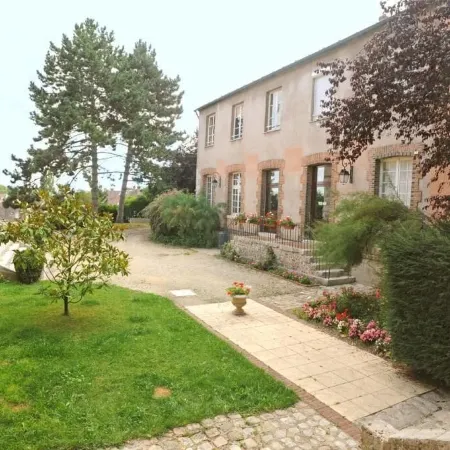 Hôtellerie St-Yves Отели в г. Шартре