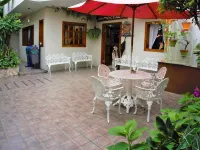 Hostal Macaw Hotels near Antonio Neumane Park