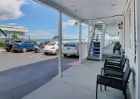 On the Beach Motel - parking